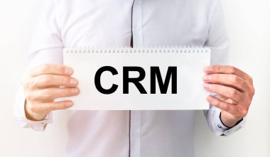 İş adamı El ve CRM geçmişi bulanık, takım elbiseli adam, müşteri yönetimi