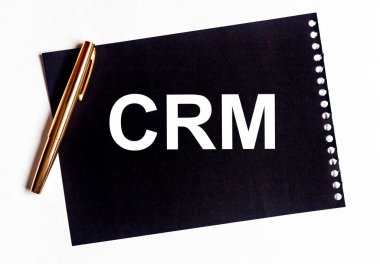 Kağıt üzerinde CRM kısaltması, ofis masası