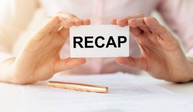 Beyaz kart kağıdına işkadını eliyle yazılmış bir yazı bulanıklaştı. özet konsepti.