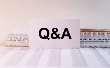 Soru ve cevaplar- Ofis masasındaki beyaz kartvizitte yazılı mesaj, faq