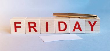 ahşap küp bloklar ve mavi arkaplanda yazılar.