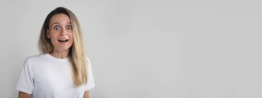 Anlatmaya devam et. Meraklı, beyaz bir kadının hikâyeyi ya da dedikoduları dinlerken kameraya heyecanla bakışını yakından çek. kopyalama alanı, afiş