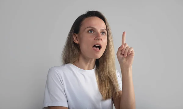 Zdjęcie Śmiesznej Młodej Białej Kobiety Podnoszącej Palec Góry Proszącej Uwagę — Zdjęcie stockowe