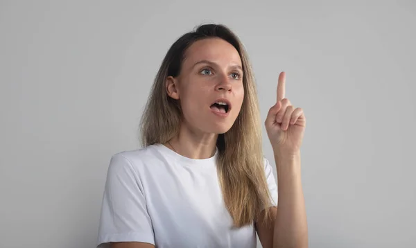 Headshot Funny Young Caucasian Woman Raises Finger Sayying Attention Please — Stock Photo, Image