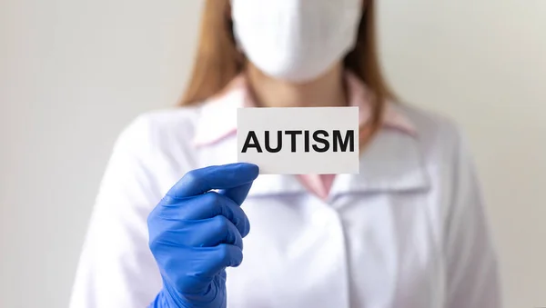 Kvinnlig Läkare Som Innehar Papperskort Med Ord Autism Närbild — Stockfoto