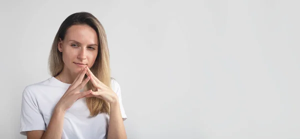 Giovane Bella Donna Sentirsi Orgogliosa Maliziosa Arrogante Mentre Tramano Piano — Foto Stock