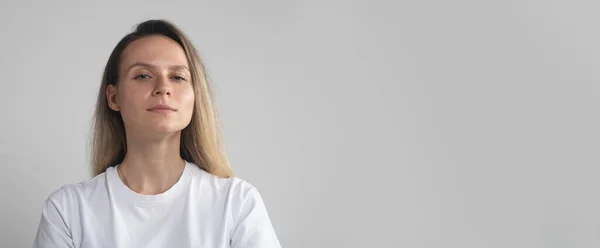 Femme Caucasienne Shirt Blanc Gros Plan Exprimant Arrogance Confiance Sur — Photo