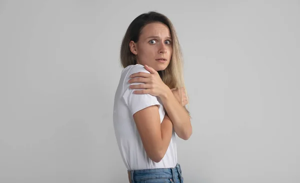 Frustriert Zittert Die Geschockte Frau Drinnen Hält Die Hände Über — Stockfoto