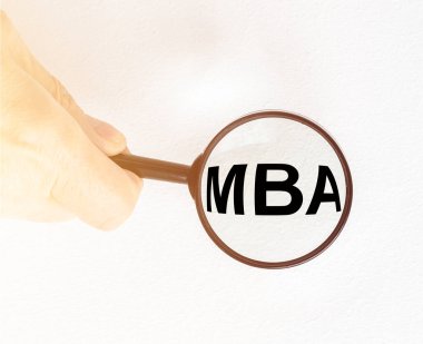 İş eğitimi konsepti. Elinde MBA kısaltması olan büyüteç açık beyaz arka planda, işletme yönetimi ustası bir adamın elinde.