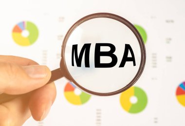 İş eğitimi konsepti. MBA kısaltmalı büyüteç. Renkli grafikler, düz döşemeler, işletme yönetimi ustası..