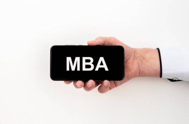 İşadamlarının elinde tuttuğu siyah telefon ekranında işletme mastırı imzası - çevrimiçi iş eğitimi kavramı.