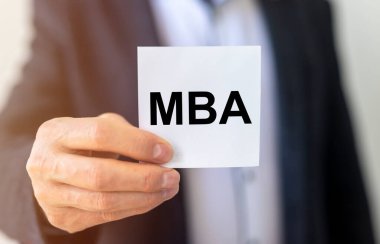İş eğitimi konsepti. İşadamı eliyle MBA kısaltmasını beyaz kağıda yaz. eğitim büyüsü.