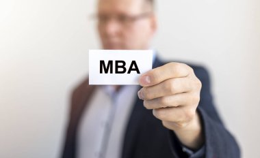 İş eğitimi konsepti. İşadamı eliyle MBA kısaltmasını beyaz kağıda yaz. eğitim büyüsü.