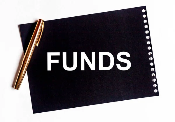 Fekete Papír Funds Szó Fehér Asztalon Arany Tollal Pénzügyi Koncepció — Stock Fotó