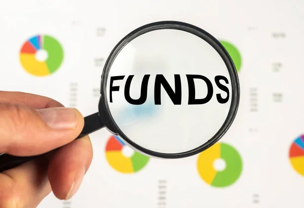 Funds Word Finansal Belgelerle Birlikte Beyaz Masanın Üzerindeki Büyüteçle Gelir — Stok fotoğraf