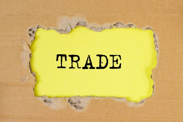 Handel Auf Gelbem Papier Durch Zerrissene Bastelkarton Draufsicht — Stockfoto