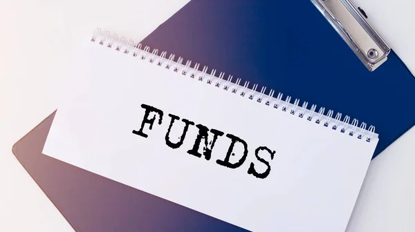 Alapok Szó Papíron Spirál Fehér Notebook Kék Táblán Pénzügyi Koncepció — Stock Fotó