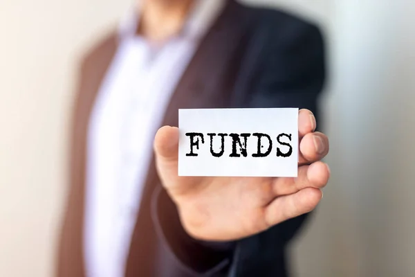 Funds Λέξη Χαρτί Που Κατέχει Ένας Μισθοφόρος Οικονομική Έννοια — Φωτογραφία Αρχείου