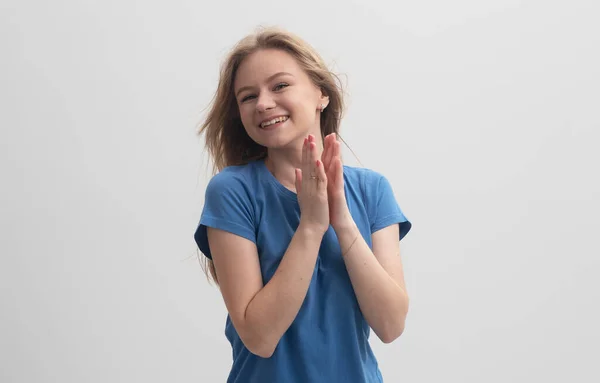 Glada Unga Kaukasiska Kvinna Klappar Händerna Isolerade Grå Bakgrund Med — Stockfoto