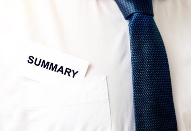 Özet kelime yazıtları, ofis masasındaki kağıt kart üzerinde özet konsept