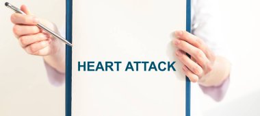 KALP ATTACK beyaz kağıda yazılı yazı doktor ellerinde kapatın, pankart.