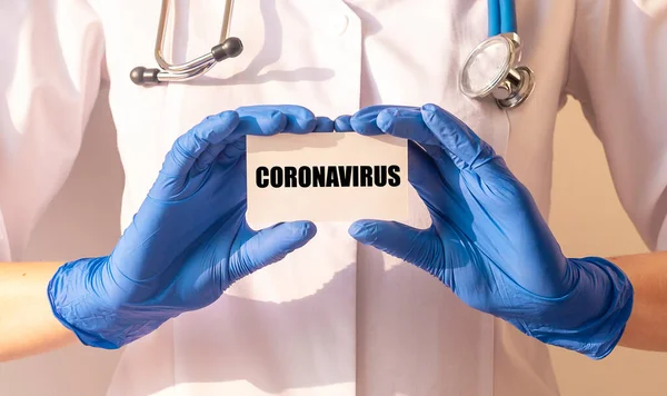 Coronavirus Covid Palavra Cartão Papel Branco Mãos Femininas Luvas Proteção — Fotografia de Stock