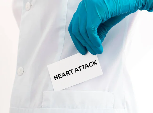 Κείμενο Καρδιακή Προσβολή Λευκό Χαρτί Κάρτα Στο Γιατρό Χέρι Στο — Φωτογραφία Αρχείου