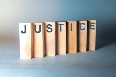 Mavi arka planda ahşap bloklar ve hukuk kavramı üzerine adalet..