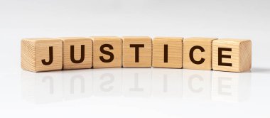 Adalet sözcüğü küp bloklarda beyaz parlak arka planda yansıma, bayrak, hukuk kavramı