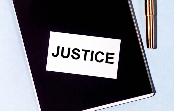 オフィスのテーブルにホワイトペーパーカードに書かれてる正義の言葉だ バナー接近中 — ストック写真