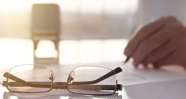 Hombre Negocios Está Firmando Contrato Mano Masculina Borrosa Poniendo Firma — Foto de Stock