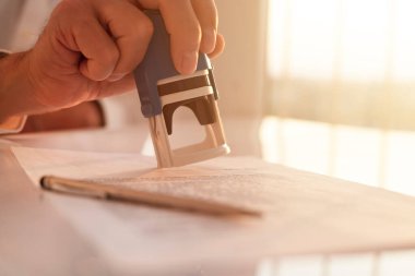 Belge damgalanacak. Erkek eliyle sözleşme imzalanacak.