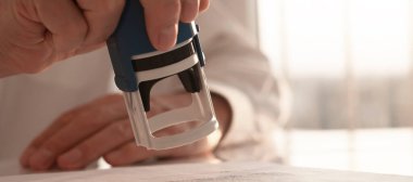 Belgeyi mühürlemek, kontratı erkek eliyle mühürlemek. Pankart