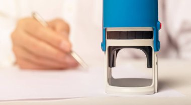 Belgenin damgalanması ve imzalanması, erkeğin imza için boşluk vermesi bulanıklaştırıldı.