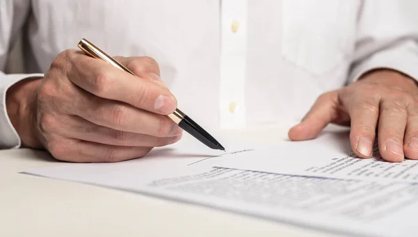 Zakenman Tekent Een Contract Sluit Mannelijke Handtekeningen Gouden Pen — Stockfoto
