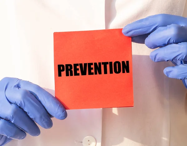 Palabra Prevención Sobre Papel Rojo Las Manos Del Médico Cerca — Foto de Stock