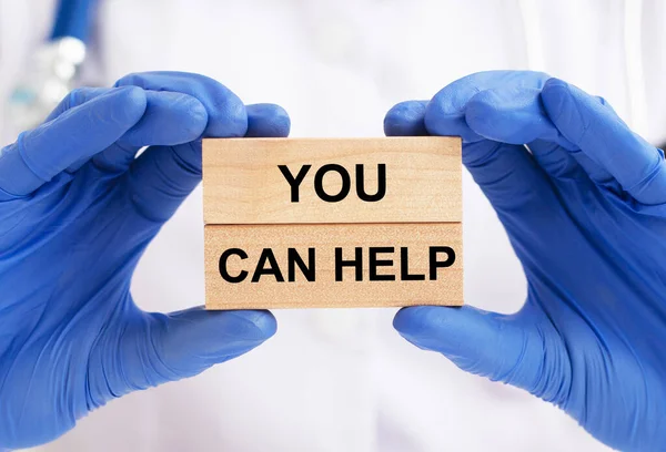 Può Aiutare Testo Iscrizione Blocchi Legno Nelle Mani Del Medico — Foto Stock