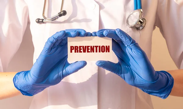 Palabra Prevención Tarjeta Papel Blanco Las Manos Del Médico Cerca — Foto de Stock