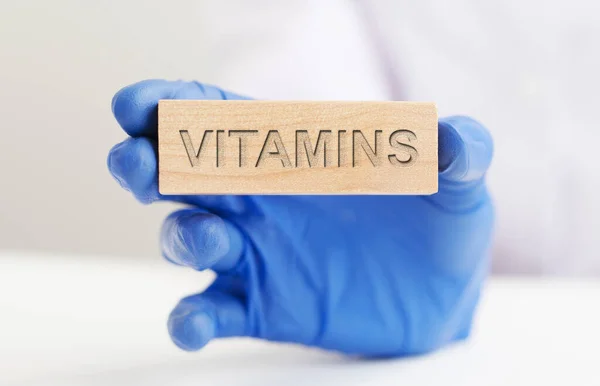 Parola Vitamine Blocco Legno Mani Dottore Concetto Medico — Foto Stock