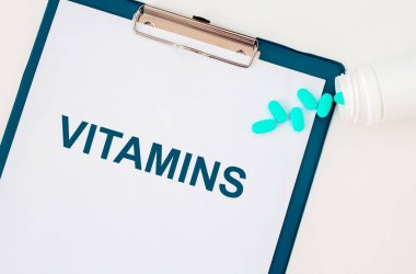 Kağıt tahtada haplı vitaminler. tıbbi konsept.