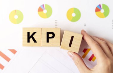 KPI, Anahtar Performans Göstergesi konsepti, tahta küp bloklarda kısaltma.