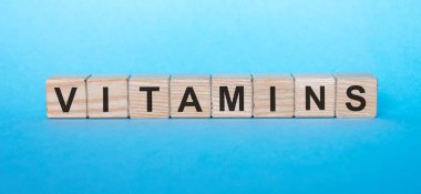 Tahta küp bloklarda vitamin kelimesi. sağlık konsepti, afiş