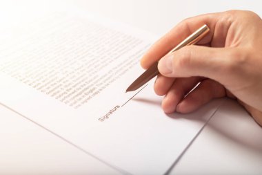 Sözleşme imzalama konsepti. Belgeyi yakın plan üzerine yazan iş adamı eli.