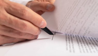 Sözleşme imzalama konsepti. İşadamı elinde kalemle belgeyi kapatıyor. Pankart