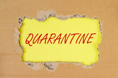Kelime QuaranTINE sarı masa üzerinde Yırtık el işi kağıt aracılığıyla, düz, üst görünüm.