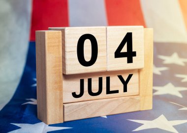ABD bayraklı 4 Temmuz tarihli ahşap küp takvimi. Bağımsızlık Günü.