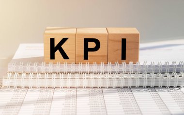 KPI, şirketin hedef kavramı için ofis masasındaki tahta küplere ilişkin Anahtar Performans Göstergesi metni.