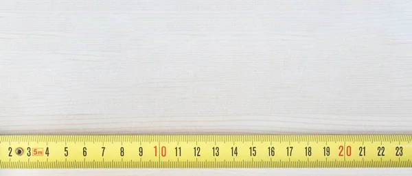 Žlutá Páska Měření Dřevěném Stole Kopírovacím Prostorem Nahoře — Stock fotografie