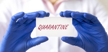 Kelime QuaranTINE koruyucu eldivenler, afiş içinde doktorun ellerinde kağıt üzerinde kapatın