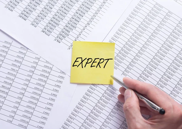 Expert Ord Skrivet Gult Papper Bordet Full Finansiella Dokument — Stockfoto